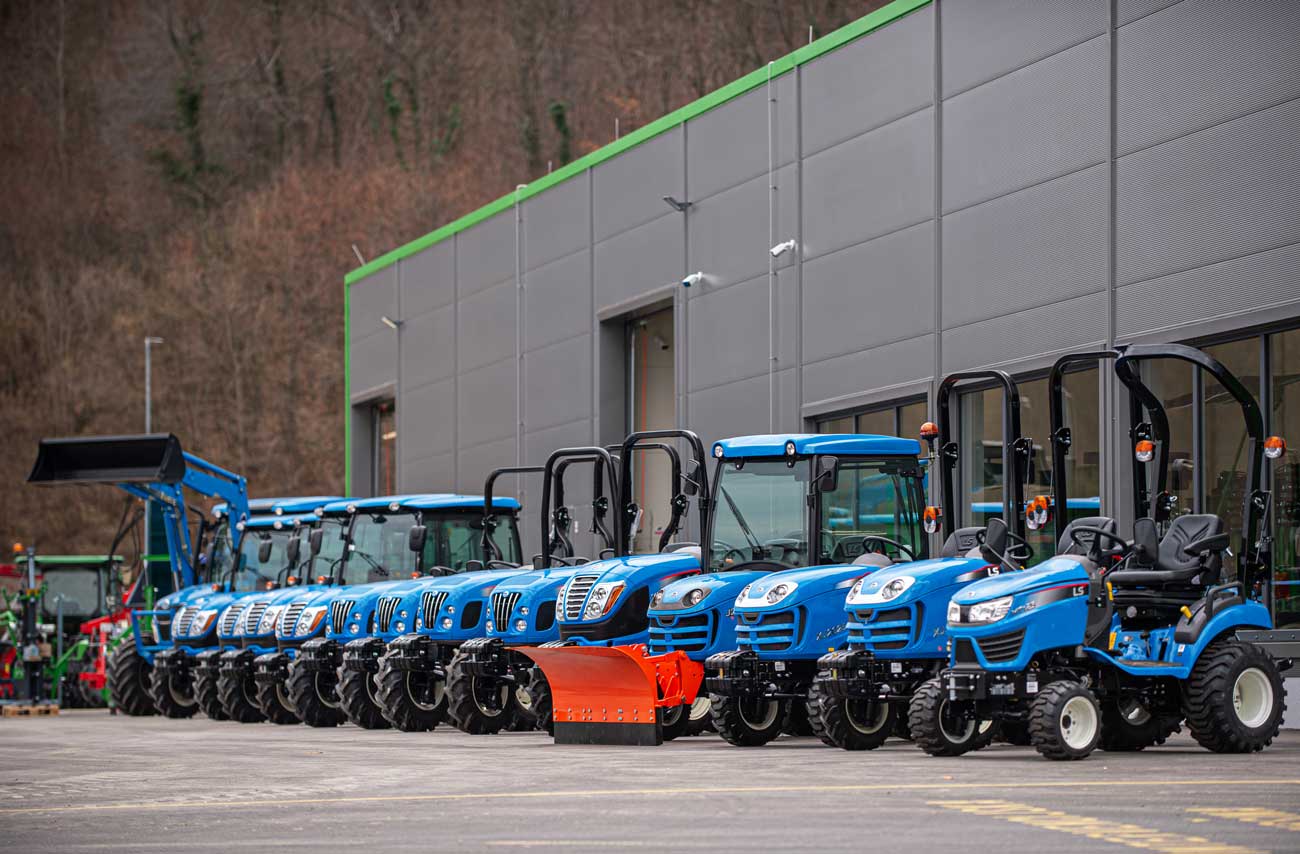 V vrsto postavljeni vsi modeli LS traktorjev