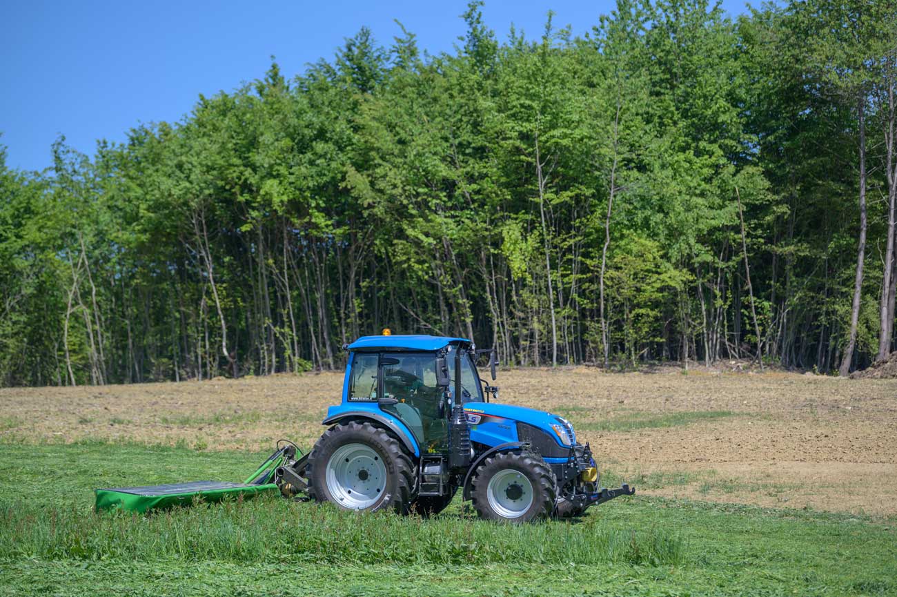 Moder traktor na travniku