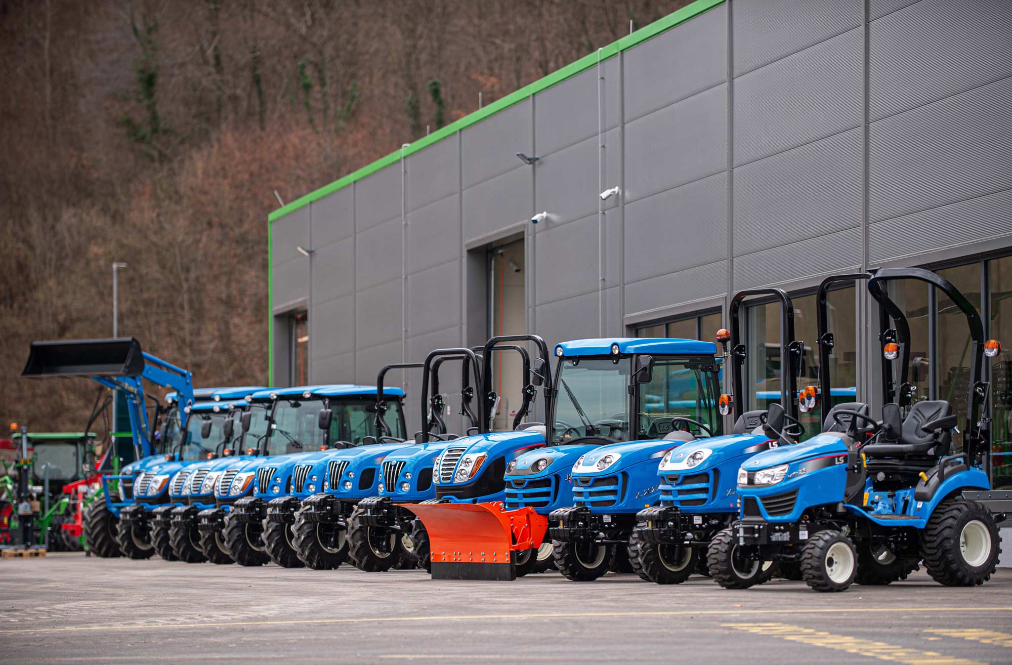 LS traktorji pred poslovalnico Lagerhof